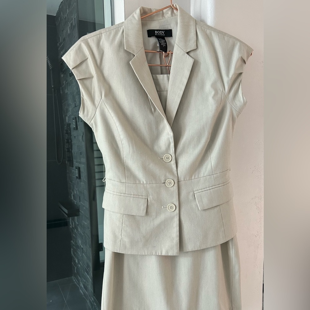 Body by Victoria Pencil skirt Suit Separate in Beige- size 0